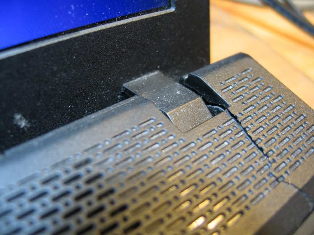 Pęknięta obudowa w laptopie Lenovo