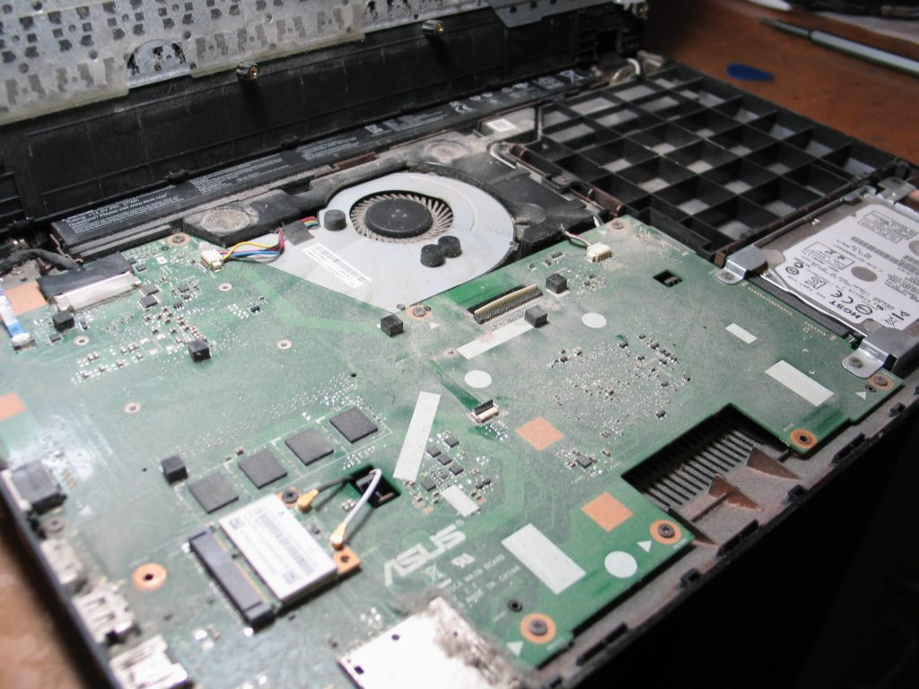 Zakurzona płyta główna laptopa do naprawy