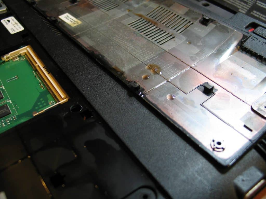 Zalany laptop: płyn pod klapką chroniącą pamięć RAM