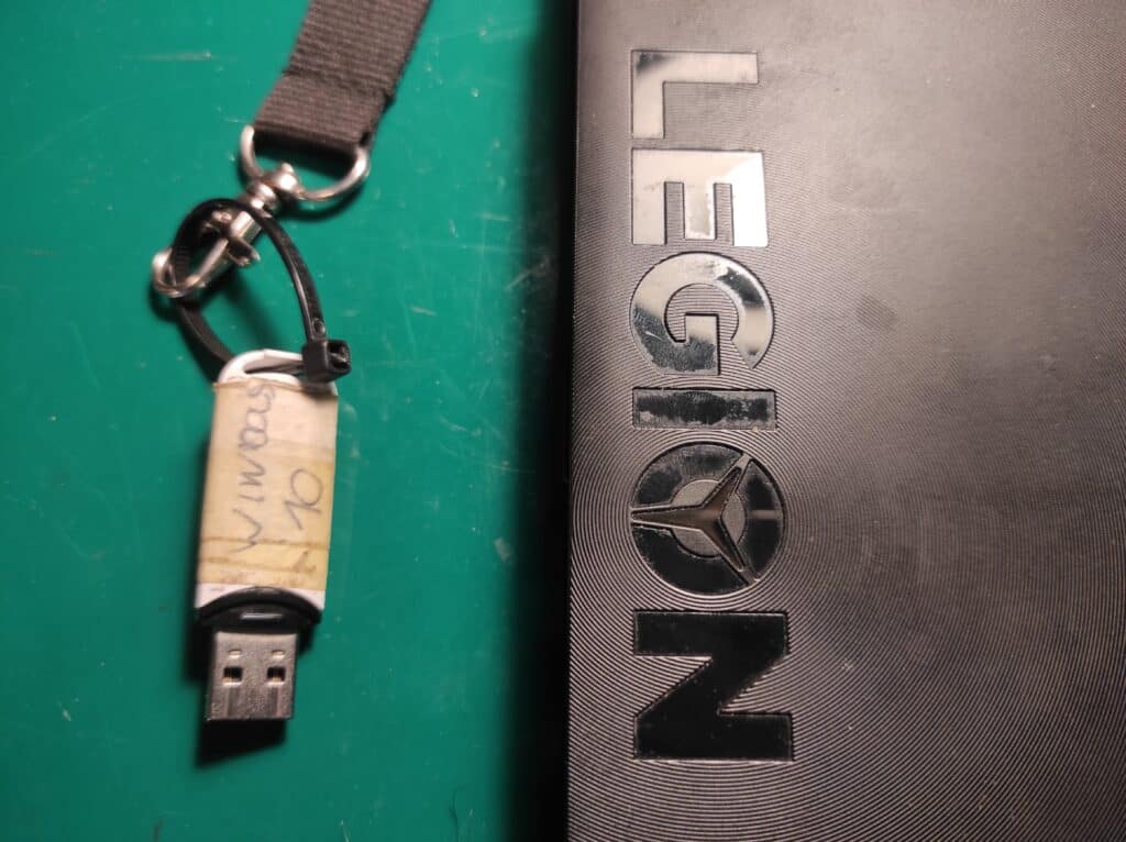 Pendrive instalacyjny z systemem Windows 10 przygotowany do instalacji
