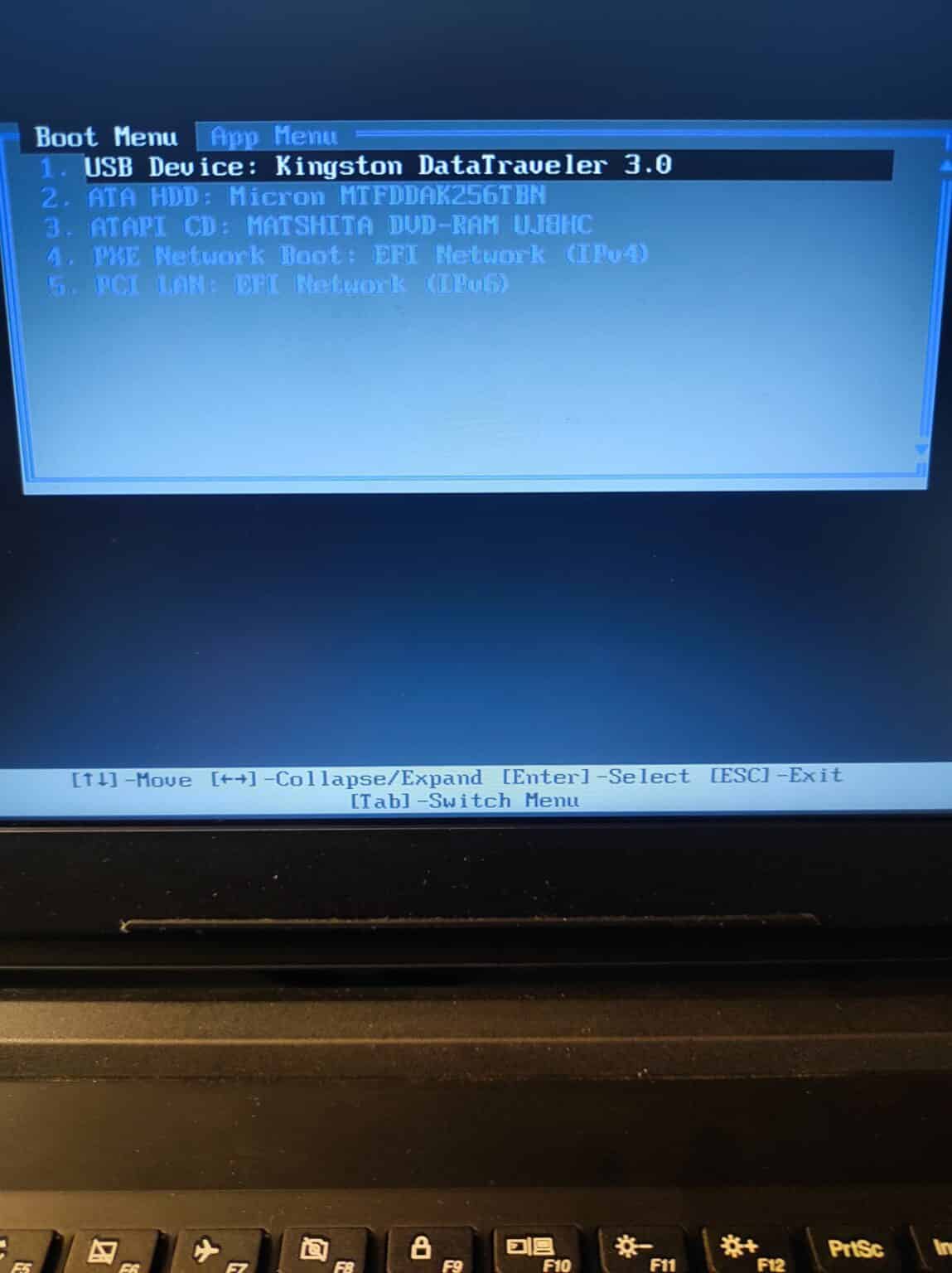 Wybór nośnika USB w BIOS-ie, aby rozpocząć instalację Windows