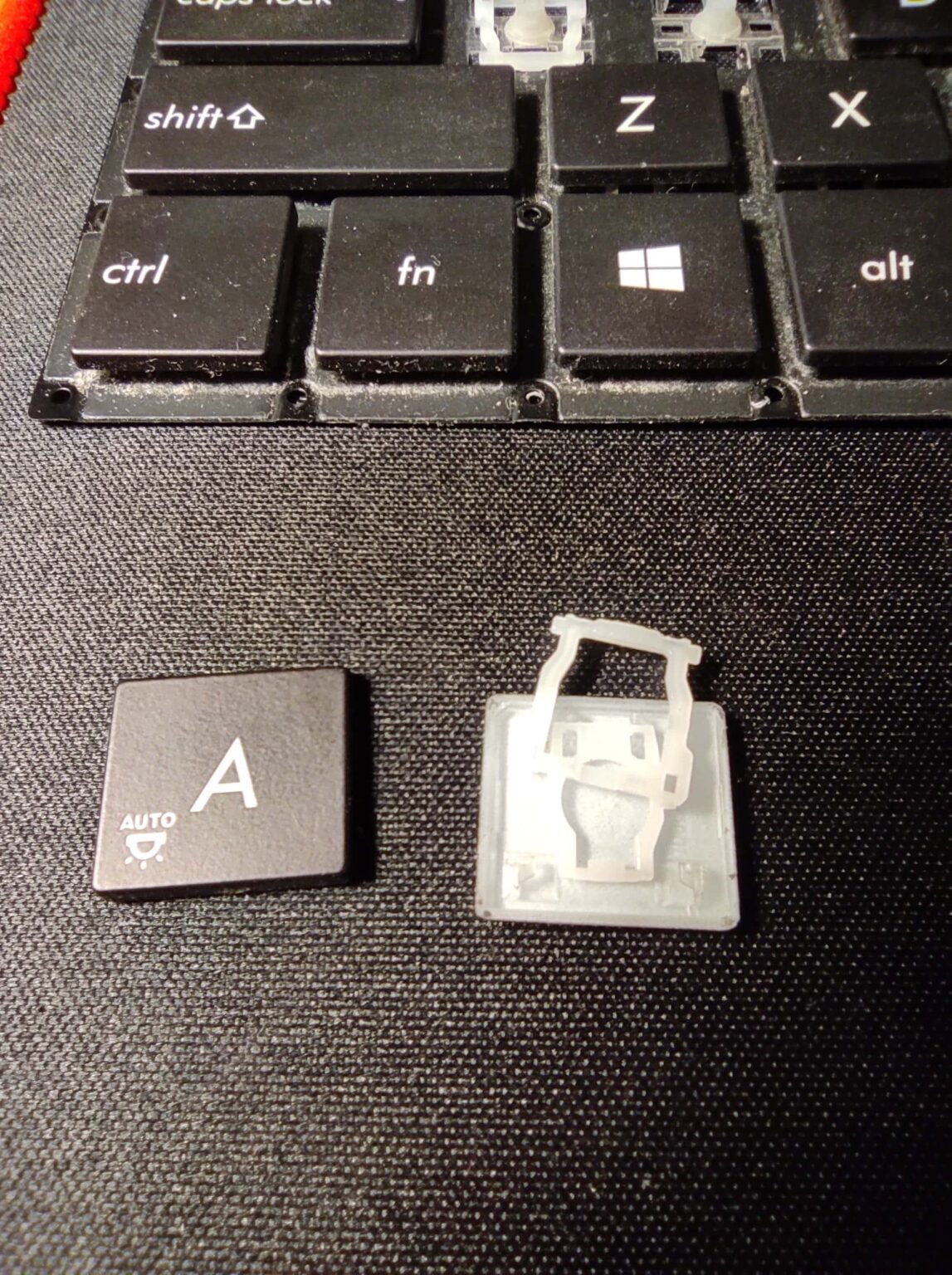 Klawisz i zaczepy klawiatury laptopa