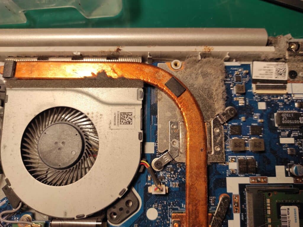 Uszkodzona płyta główna laptopa