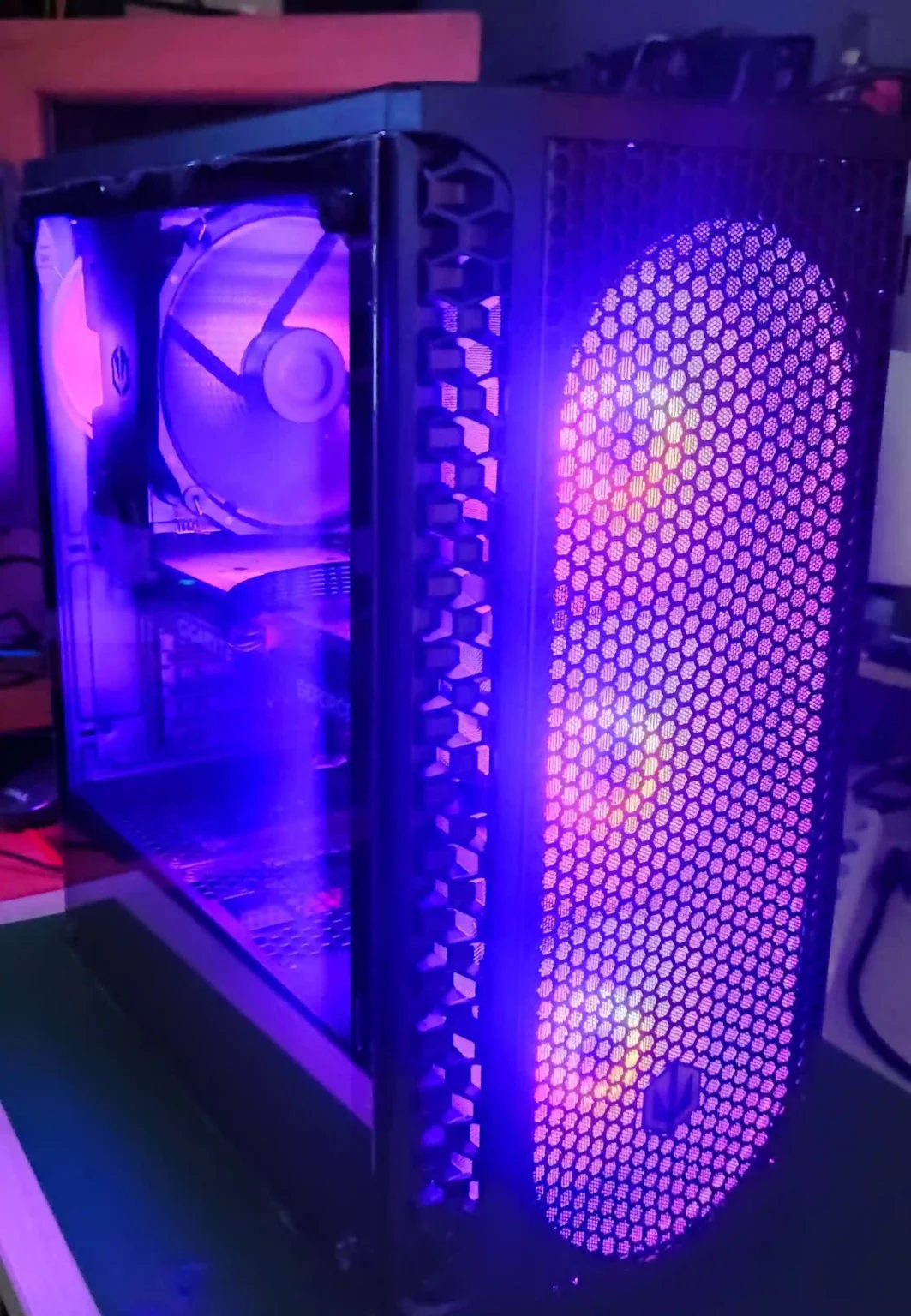 Komputer do gier z pełnym podświetleniem RGB