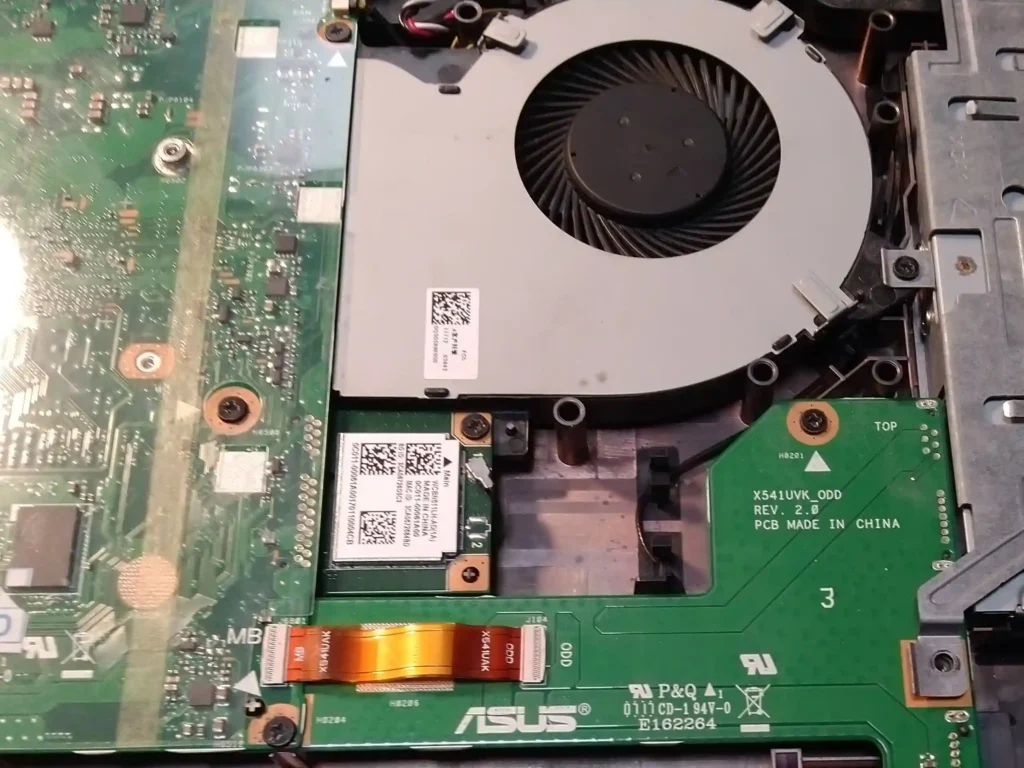 Uszkodzona płyta główna Asus po samodzielnej wymianie dysku