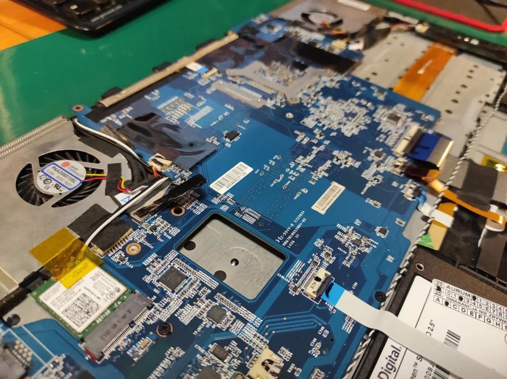 Wnętrze laptopa MSI z płytą główną