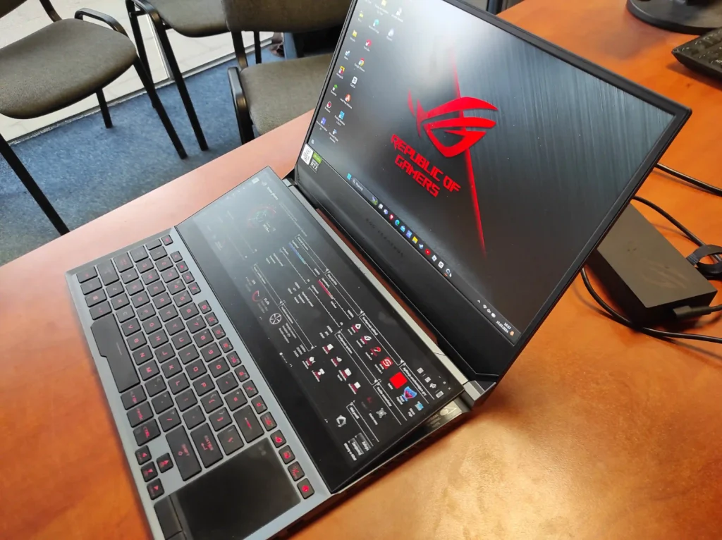 Laptop Asus z dwoma ekranami podczas konserwacji i czyszczenia