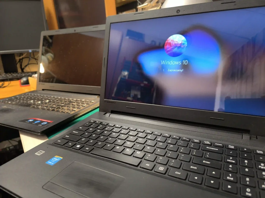 Dwa uszkodzone laptopy Lenovo przywiezione do naprawy