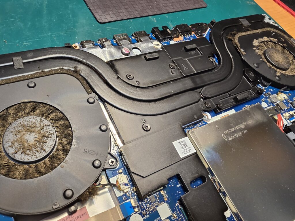 Laptop gamingowy i zanieczyszczone wentylatory układu chłodzenia