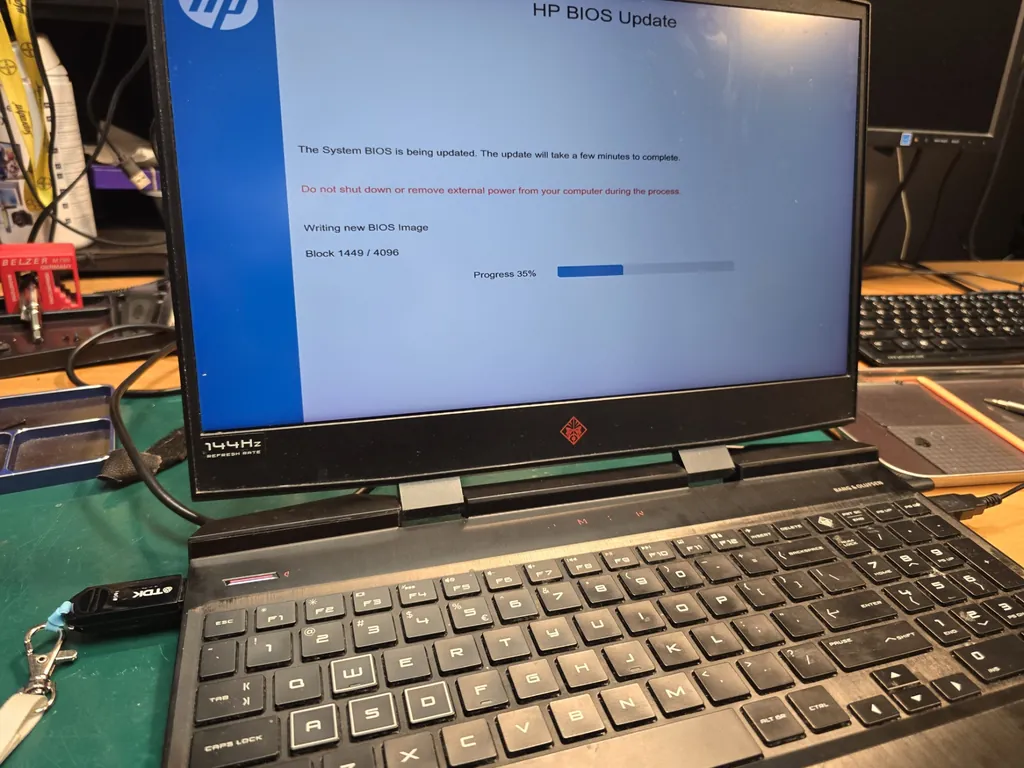Aktualizacja BIOS na laptopie HP Omen 15-dc1xx przed instalacją Windows