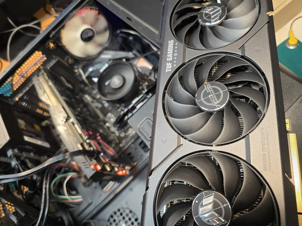 Wentylatory karty graficznej TUF Gaming GeForce RTX w komputerze klienta podczas testu na innej karcie