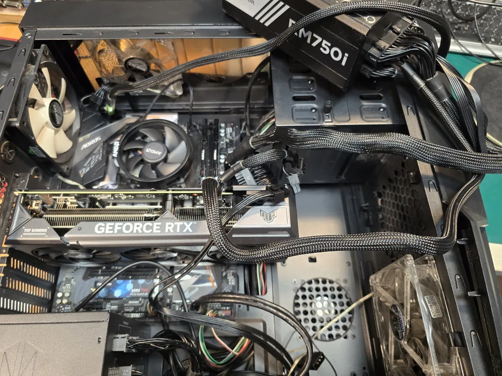 Komputer klienta z Aorus B450 i kartą GeForce RTX podczas testu na zasilaczu Corsair RM750i