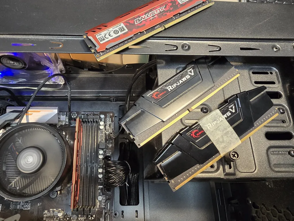 Pamięci G.Skill Ripjaws V klienta i Crucial Ballistix wyjęte z płyty Aorus podczas testów