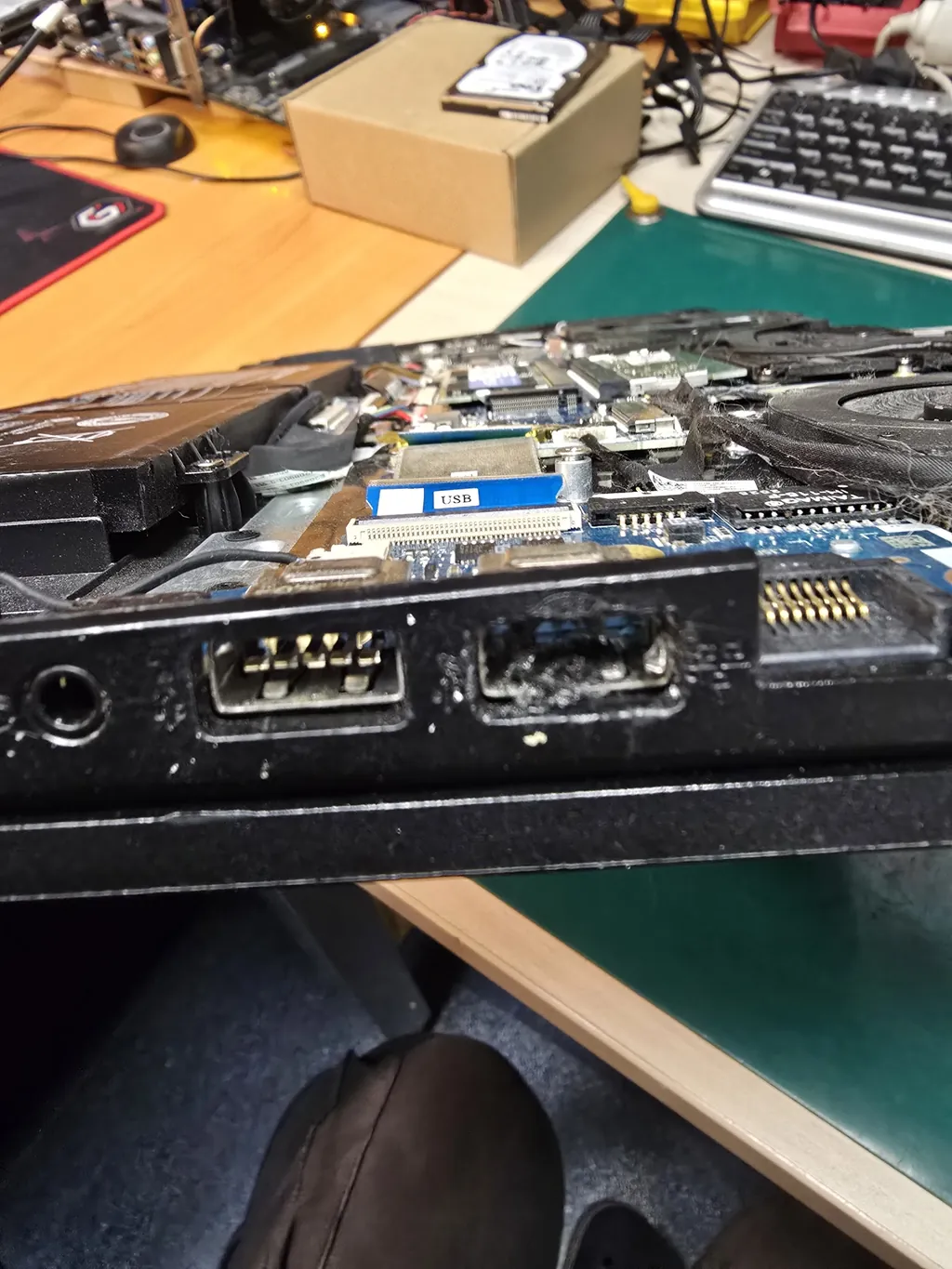 Wyrwane gniazdo USB w Acer Nitro 5 przed naprawą, z widocznym kurzem przy wentylatorze