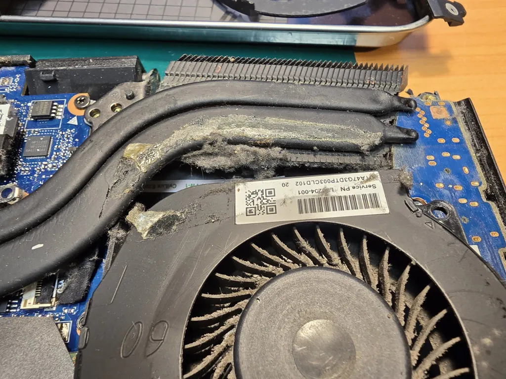 Prawy wentylator i radiator w HP Omen 15-dc1xx z kurzem i zaschniętą substancją przed czyszczeniem