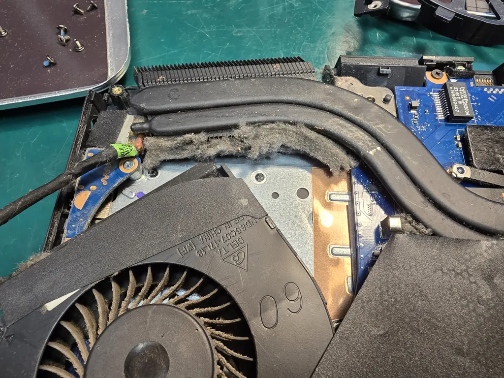 Zatkany kurzem radiator w HP Omen 15-dc1xx przed czyszczeniem